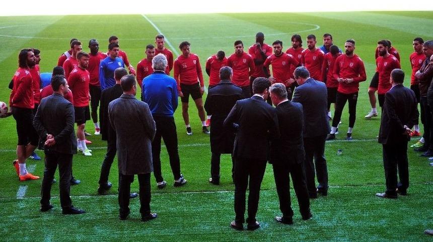 Vali Kaymak&rsquo;tan Futbolculara Moral