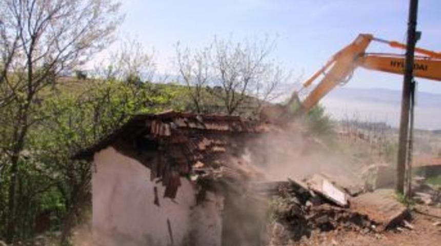 Gültepe’deki Harabe Yapı Yıkıldı