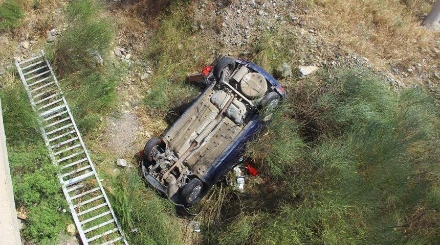 Polis Memurunun Kullandığı Otomobil K&ouml;pr&uuml;den U&ccedil;tu