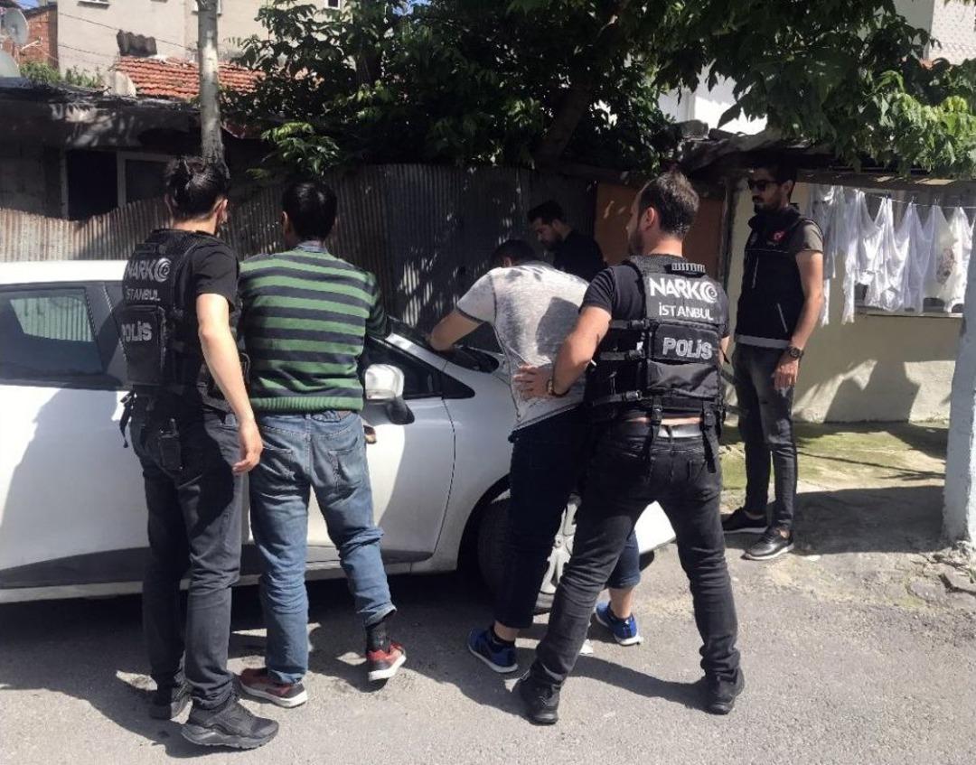 (&ouml;zel) İstanbul&rsquo;da Narkotik Uygulamasında Şoke Eden G&ouml;r&uuml;nt&uuml;