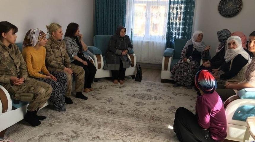 Vali Ustaoğlu, Şehit Korucunun Evini Ziyaret Etti