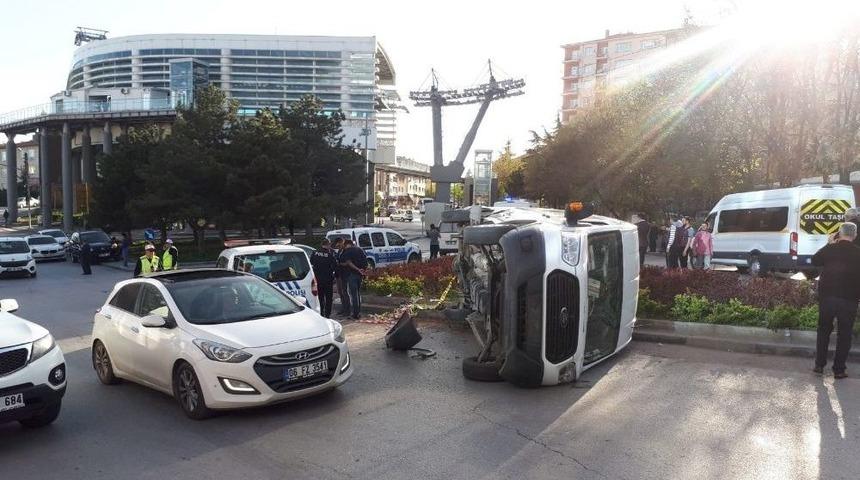 Ankara&rsquo;da İş&ccedil;i Servisi İle Minib&uuml;s &Ccedil;arpıştı: 5 Yaralı