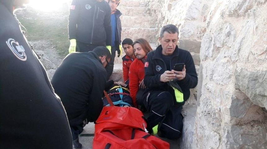 Van Kalesi&rsquo;nden D&uuml;şen Gen&ccedil; Yaralandı