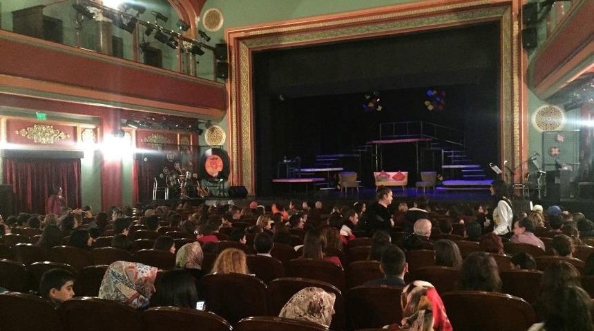 Pursaklarlı Kadınlar Tiyatronun Keyfini &Ccedil;ıkarttı