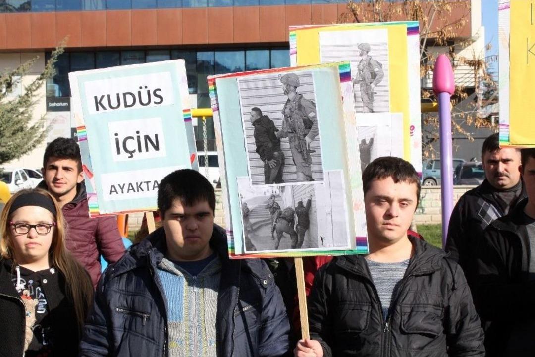 Down Sendromlulardan &rsquo;sessiz Kud&uuml;s Protestosu&rsquo;