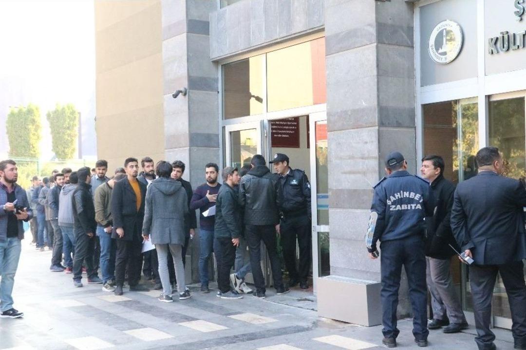 (&ouml;zel Haber) &Ouml;ğrenciler 200 Tl&rsquo;lik Destek İ&ccedil;in Uzun Kuyruklar Oluşturdu