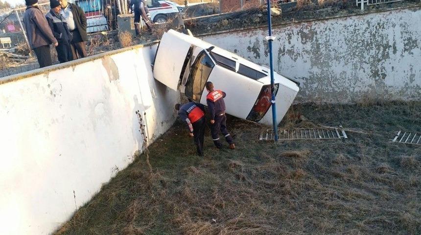 Direksiyon Hakimiyetini Kaybeden Sürücü, Otelin Bahçesine Düştü