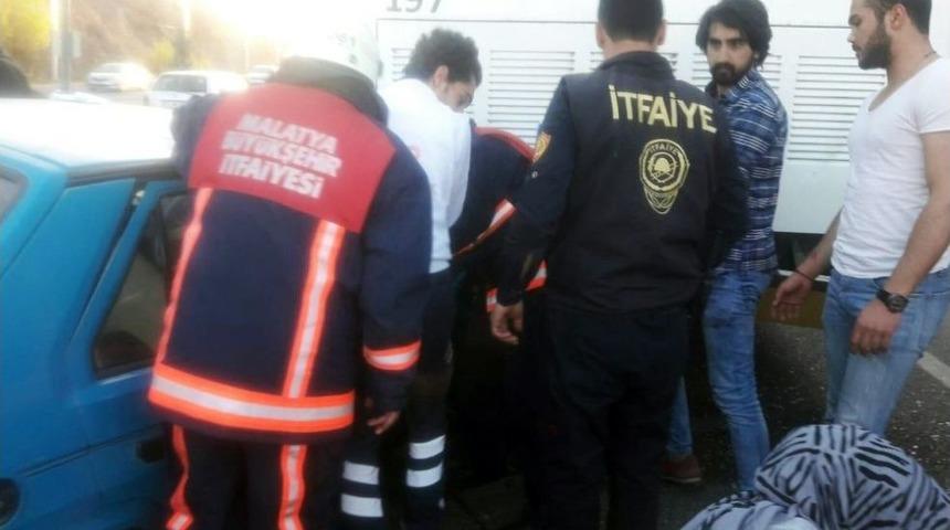 Malatya&rsquo;da Trafik Kazası: 2 Yaralı