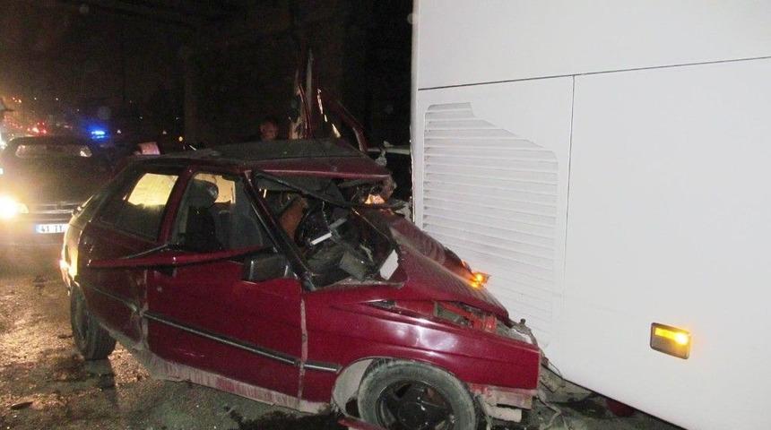 Zincirleme Trafik Kazasında Sıkışan S&uuml;r&uuml;c&uuml;, Kurtarıldıktan Sonra Ka&ccedil;tı