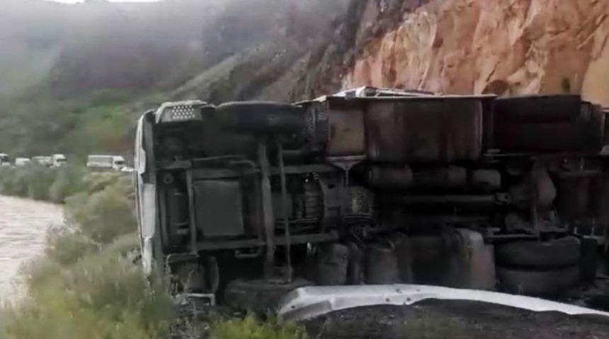 Sarıkamış&rsquo;ta Tır Yan Yattı: 1 Yaralı