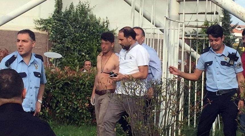 Ekmek Teknesi &Ccedil;alınan Gen&ccedil;, Avm&rsquo;yi Birbirine Kattı