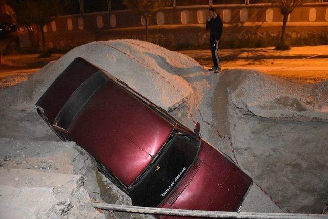 Tokat’ta Virajı Alamayan Otomobil Kanala Düştü