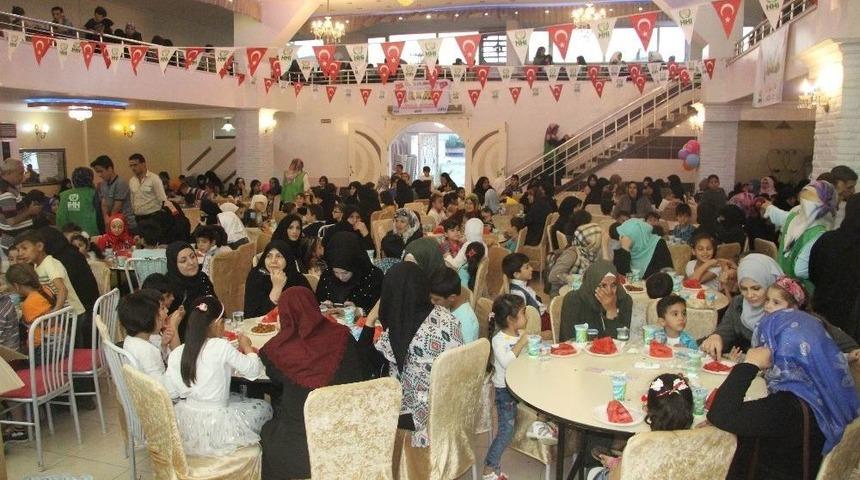 Suriyeli Yetim &Ccedil;ocuklara İftar Verildi