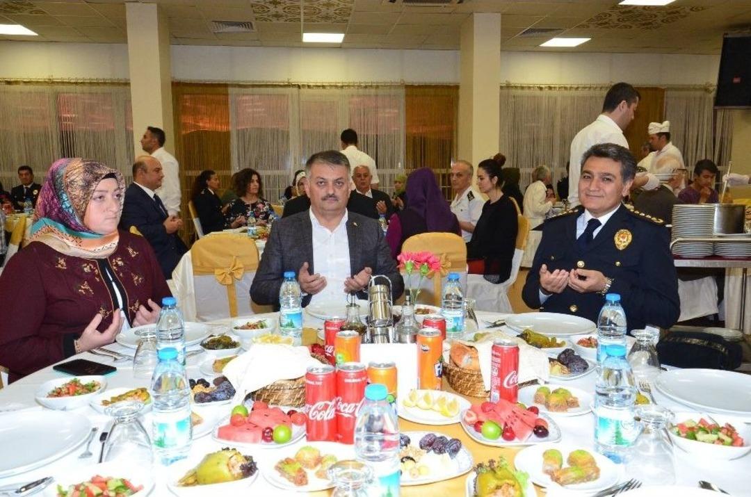 Balıkesir Emniyetinden Şehit Ve Gazi Ailelerine İftar Yemeği