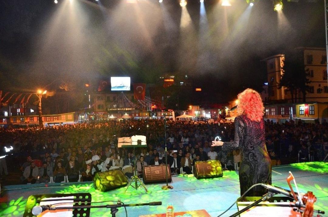 Niran &Uuml;nsal &Uuml;nyelileri Coşturdu