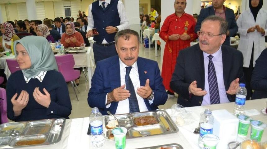Bakan Eroğlu, Gençlerle İftarda Buluştu