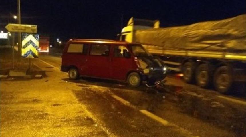 Afyonkarahisar ‘da İki Araç Çarpıştı, 8 Kişi Yaralandı