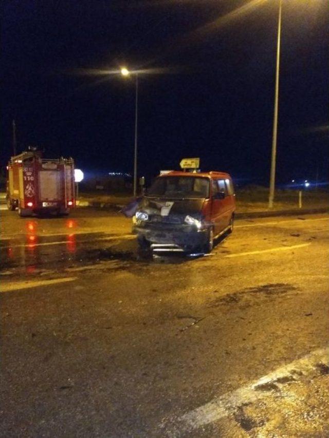 Afyonkarahisar ‘da İki Araç Çarpıştı, 8 Kişi Yaralandı