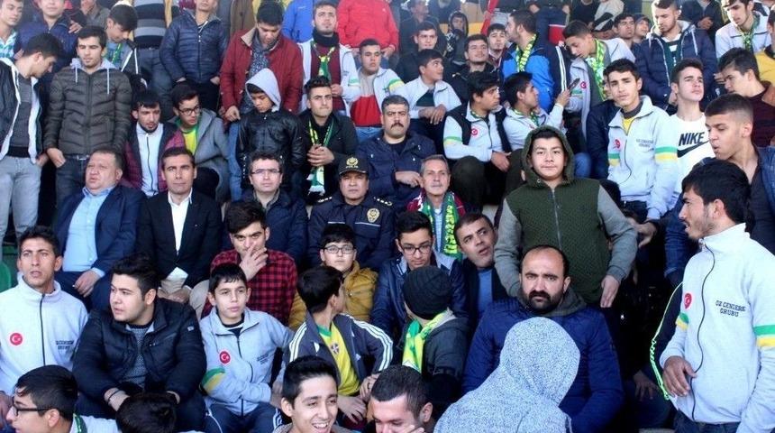 Vali Ve Protokol &Uuml;yeleri Ma&ccedil;ı Trib&uuml;nde İzledi