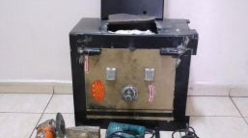 Suriyeli Hırsız &Ccedil;aldığı &Ccedil;elik Kasayla Birlikte Yakalandı