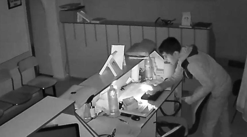 &Ccedil;akmakla Etrafı Aydınlatıp Hırsızlık Yaptı