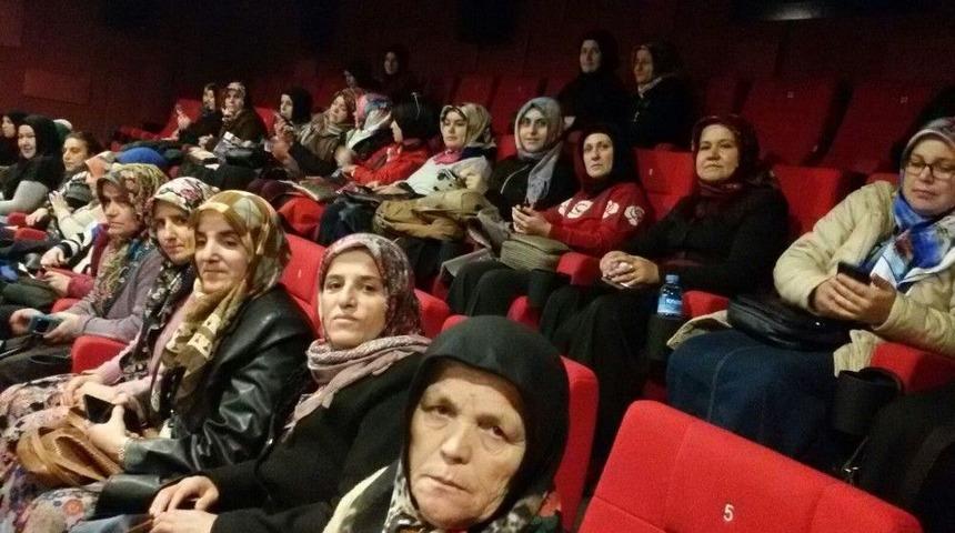 K&ouml;yl&uuml; Kadınlar İlk Kez Sinemada Film İzledi