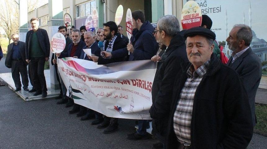 &Uuml;niversitede D&uuml;zenlenen Kud&uuml;s Eylemine &Ouml;ğrenciler İlgi G&ouml;stermeyince Yaşlılar Katıldı