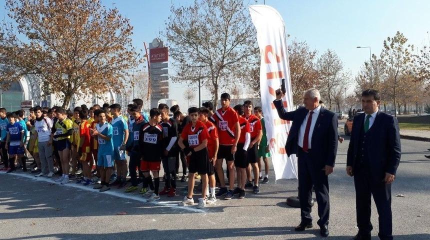 Kros Yarışmaların Startını İl Milli Eğitim M&uuml;d&uuml;r&uuml; Osman Elmalı Verdi