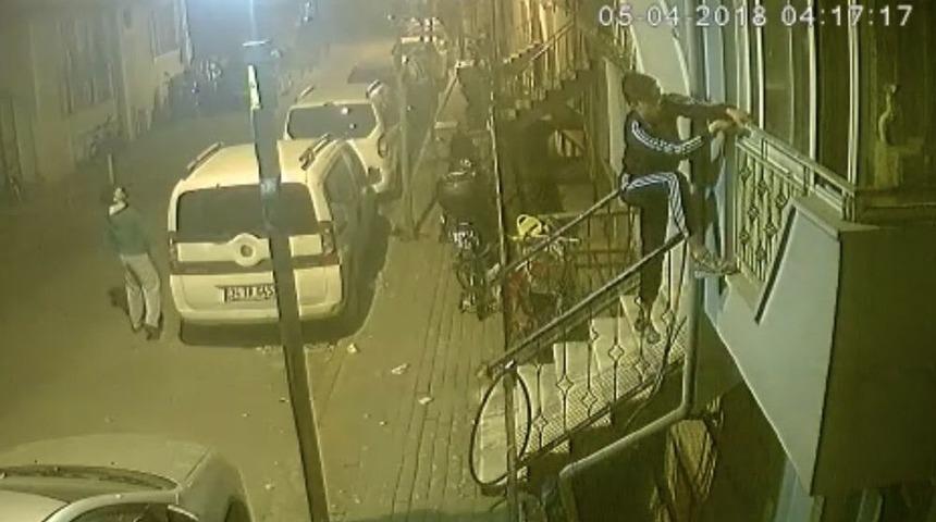 (&ouml;zel) Balkondan Girdikleri Evin Kapısından &Ccedil;ıktılar