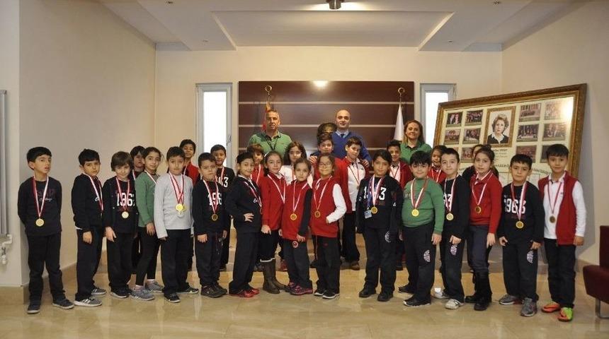 Gkv&rsquo;li Minik Kula&ccedil;lar Y&uuml;zme Şenliğinde