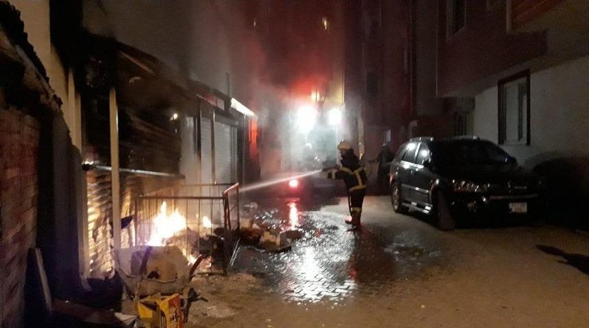 Karton Yangını B&uuml;y&uuml;meden S&ouml;nd&uuml;r&uuml;ld&uuml;