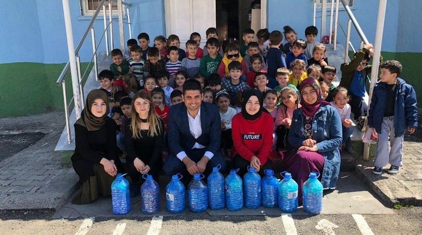 Minikler Engelliler İ&ccedil;in 10 Bin Mavi Kapak Topladı