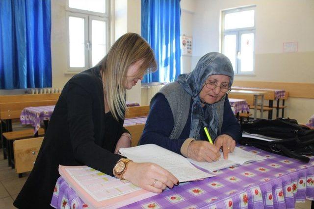 Kaymakam Uçar’dan Okuma-yazma Kurslarına Ziyaret