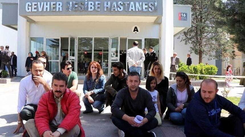 Kadroya Geçmeyi Beklerken İşten Çıkarılan İşçiler ’oturma’ Eylemi Yaptı