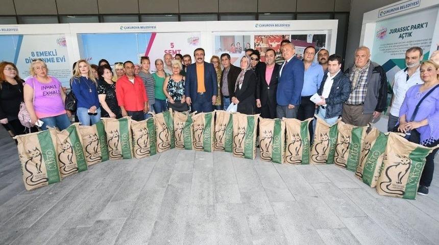 &Ccedil;ukurova&rsquo;da Hayvanseverlere Kedi Maması Desteği