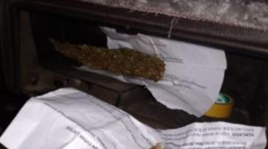 Otomobilde 500 Gram Esrar Ele Ge&ccedil;irildi