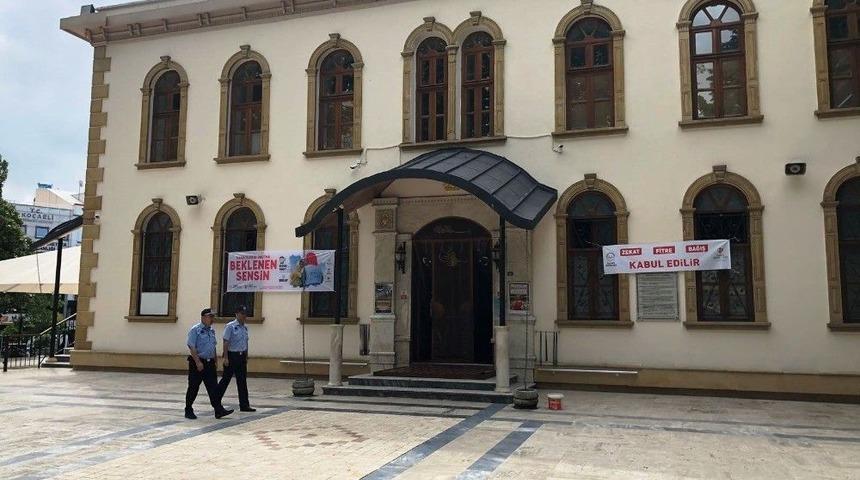 Zabıtadan Cami Önlerinde Dilenci Nöbeti