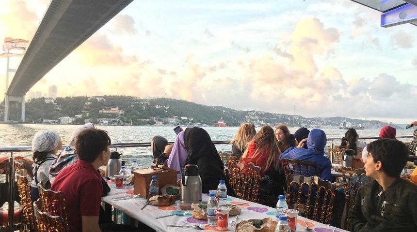 Valide Sultan Gemisi&rsquo;nde Yetim Ve &Ouml;ks&uuml;z &Ccedil;ocuklara &Ouml;zel İftar