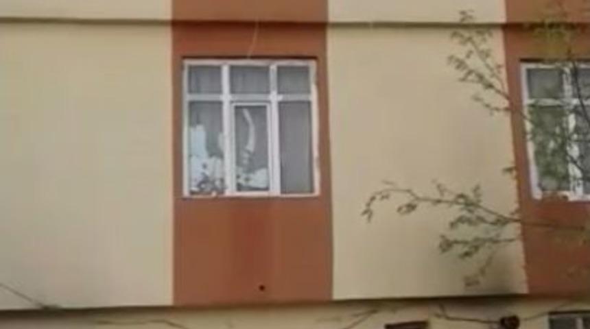 &Ccedil;ilingir &Ccedil;ağırmadı, &Ccedil;ocuğu İple Damdan Sarkıttı