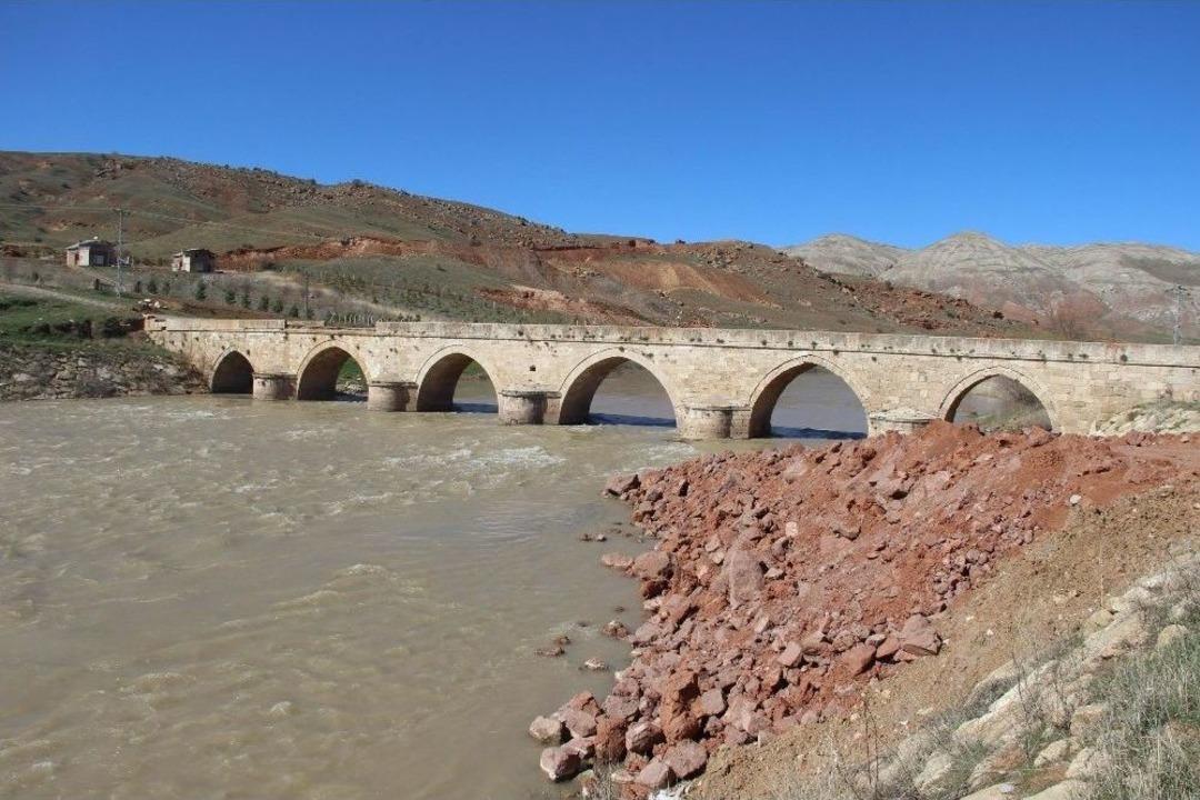 &rsquo;rivayet&rsquo; Tarihi K&ouml;pr&uuml;y&uuml; Definecilere Talan Ettirdi