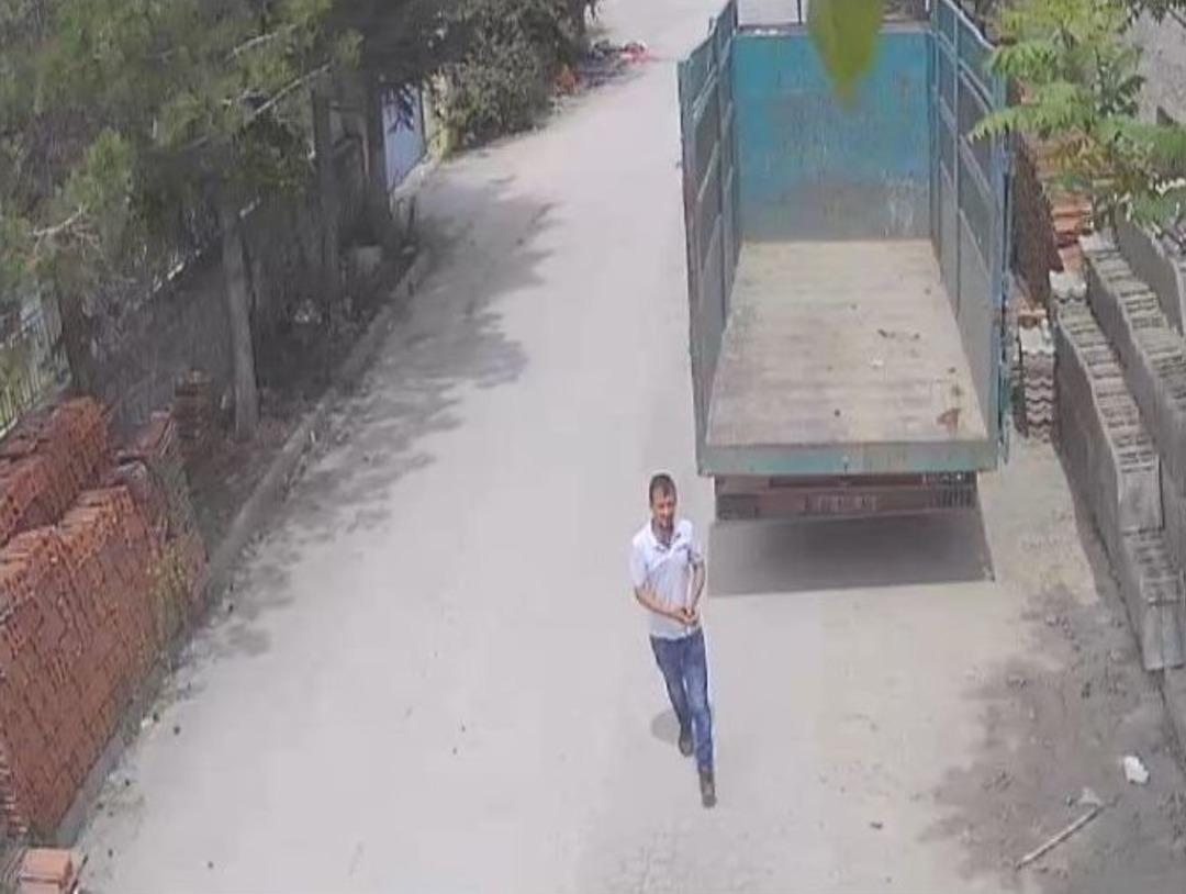 &Ccedil;aldığı Bisikletle Kamyonun Ak&uuml;s&uuml;n&uuml; G&ouml;t&uuml;rd&uuml;