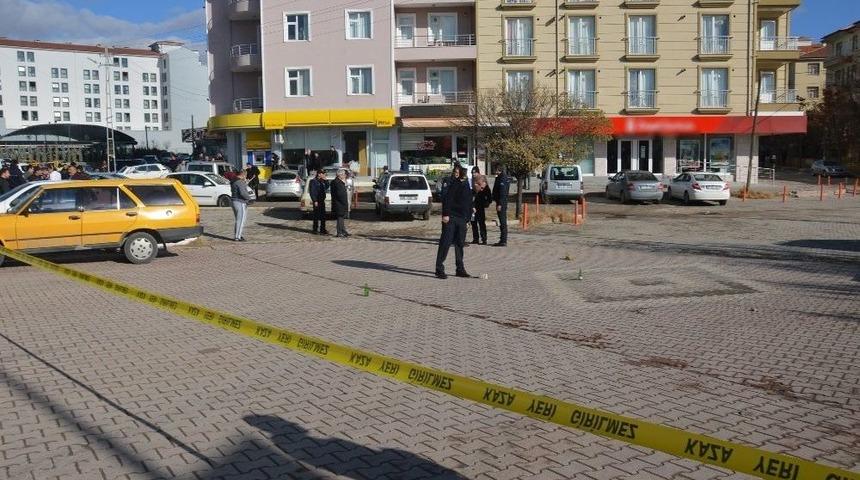 Sokak Ortasında G&uuml;peg&uuml;nd&uuml;z &Ccedil;atışma: 5 Yaralı