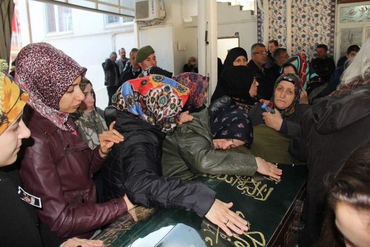 Maçta Hayatını Kaybeden Genç Bayan Futbolcu Toprağa Verildi G1