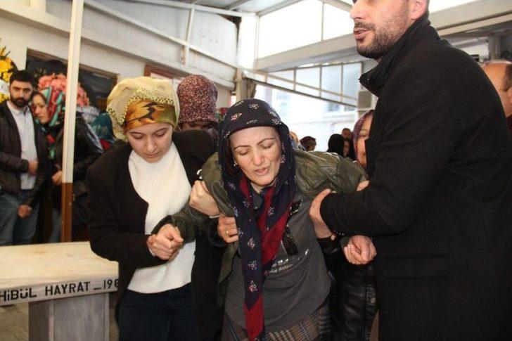 Maçta Hayatını Kaybeden Genç Bayan Futbolcu Toprağa Verildi G2