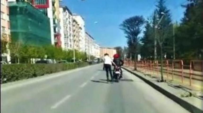 Motosikletli İle Patenlinin Tehlikeli Yolculuğu