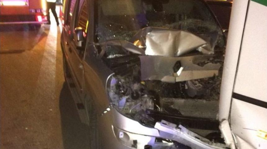 Hafif Ticari Ara&ccedil; Otob&uuml;se Arkadan &Ccedil;arptı