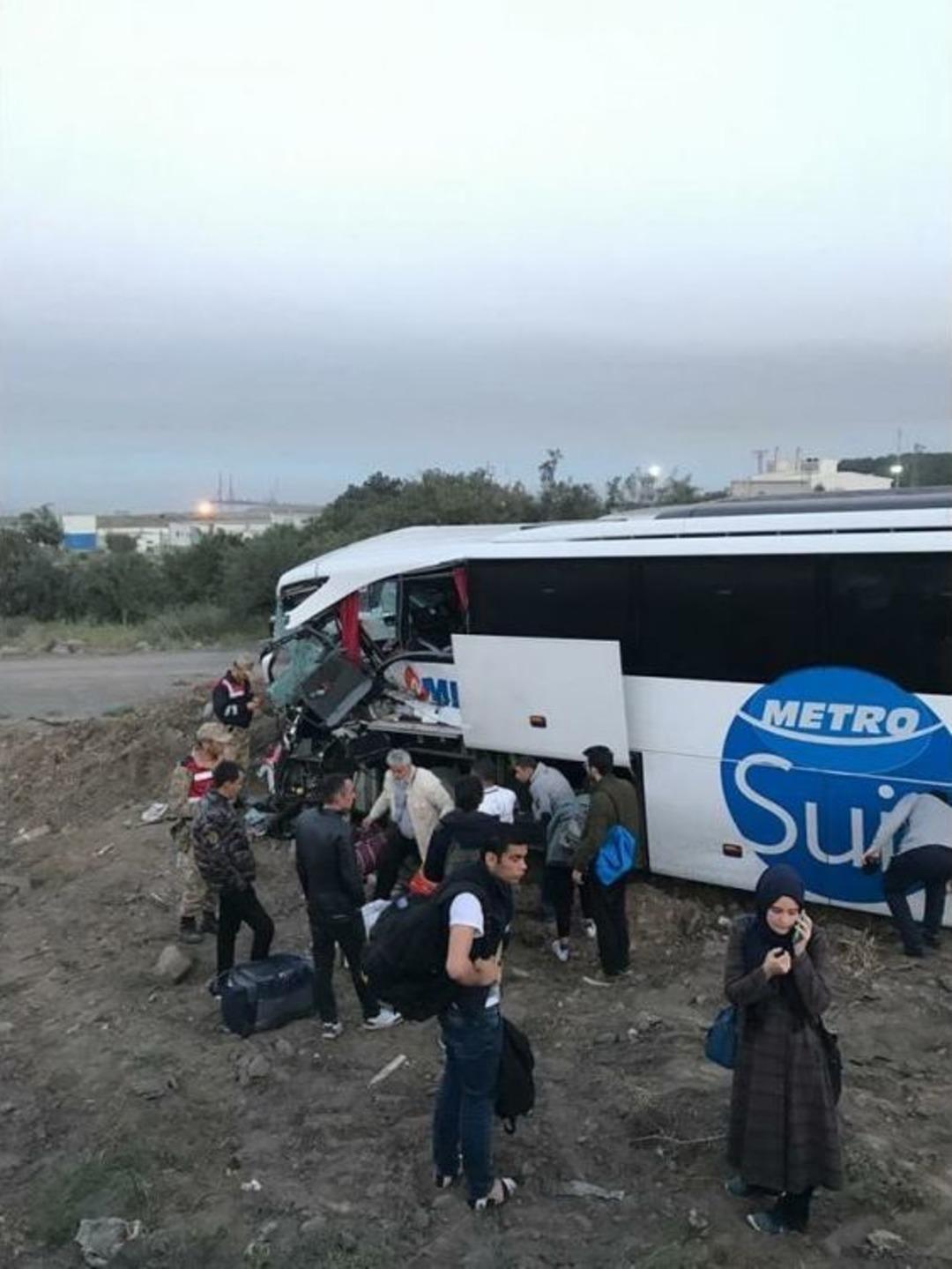 Yola Kontrols&uuml;z &Ccedil;ıkan Tıra Yolcu Otob&uuml;s&uuml; &Ccedil;arptı: 9 Yaralı