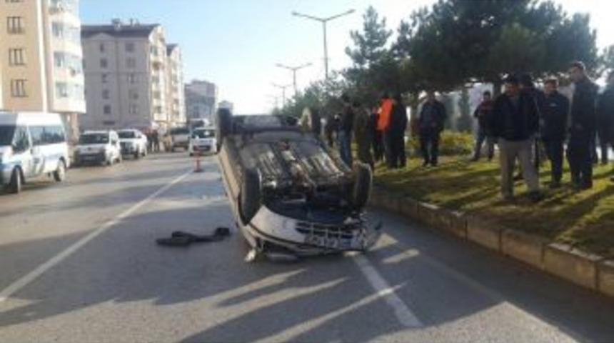 Otomobil İle Kamyonet &Ccedil;arpıştı; 1 Yaralı