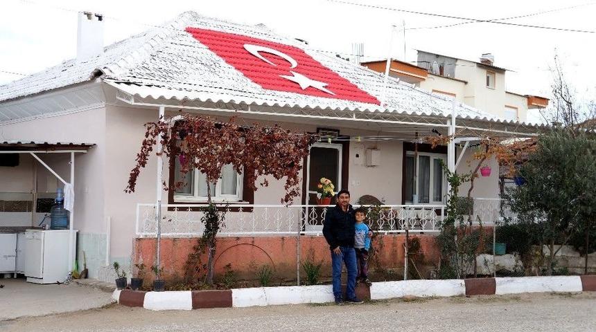 Bayrak Sevgisini Evinin &Ccedil;atısına İşledi