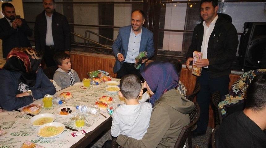 Başkan &Ouml;zaltun, Kardeşlik İftarında Yetim Ve &Ouml;ks&uuml;zlerle Buluştu